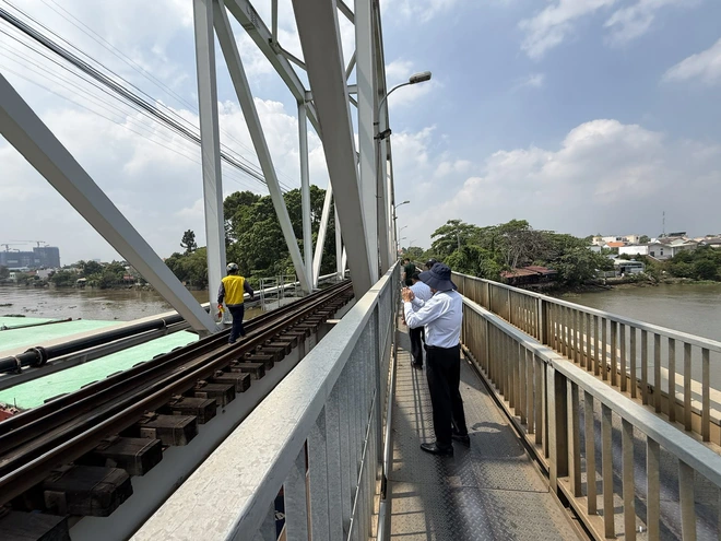 Train services halted as barge collision damages bridge in southern Vietnam- Ảnh 3.