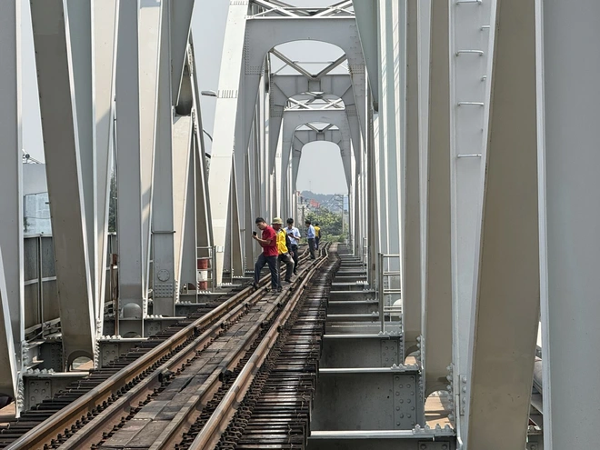 Train services halted as barge collision damages bridge in southern Vietnam- Ảnh 6.