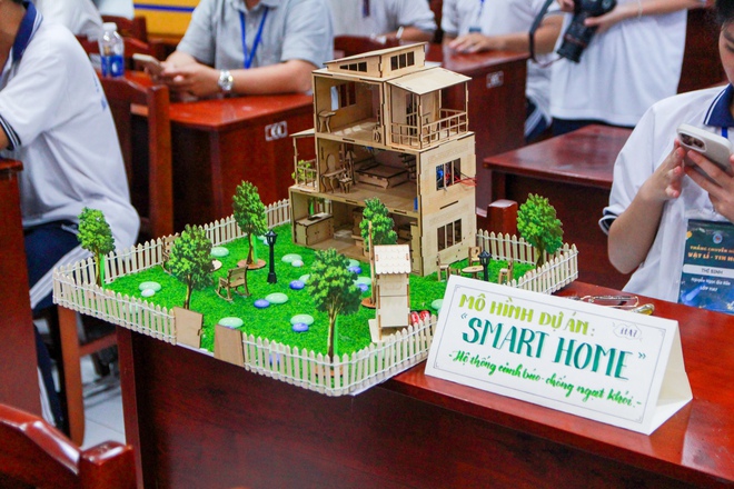 Teen Trường THPT Nguyễn Đình Chiểu 'bung ý tưởng' với 75 sản phẩm STEAM độc đáo- Ảnh 5. Teen Trường THPT Nguyễn Đình Chiểu 'bung ý tưởng' với 75 sản phẩm STEAM độc đáo- Ảnh 5.