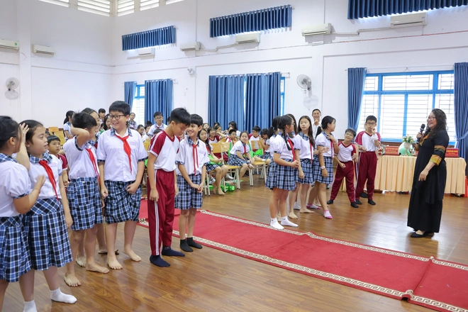 Học trò Trường tiểu học Lê Đức Thọ khám phá văn chương: từ ống heo cảm xúc đến bài văn hay- Ảnh 12. Học trò Trường tiểu học Lê Đức Thọ khám phá văn chương: từ ống heo cảm xúc đến bài văn hay- Ảnh 12.