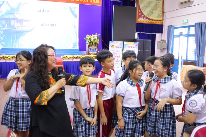 Học trò Trường tiểu học Lê Đức Thọ khám phá văn chương: từ ống heo cảm xúc đến bài văn hay- Ảnh 13. Học trò Trường tiểu học Lê Đức Thọ khám phá văn chương: từ ống heo cảm xúc đến bài văn hay- Ảnh 13.