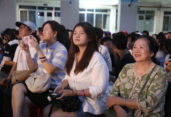 Học sinh Trường THPT Nam Sài Gòn tổ chức đêm nhạc gây quỹ cho lớp học tình thương- Ảnh 15.