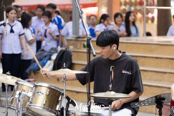Bật mí điều đặc biệt về ‘concert giờ ra chơi’ ở Trường THPT Nguyễn Hữu Huân - Ảnh 5.