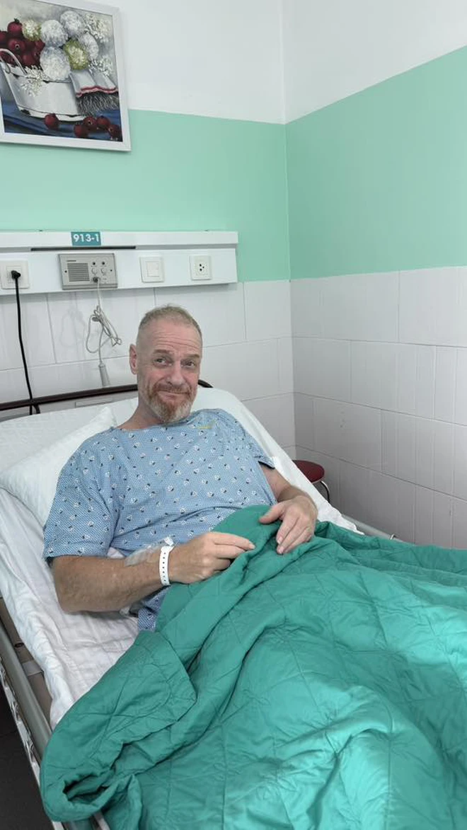 British retiree recounts Vietnam hospital experience: “Glad I got seriously ill here” - Ảnh 3.