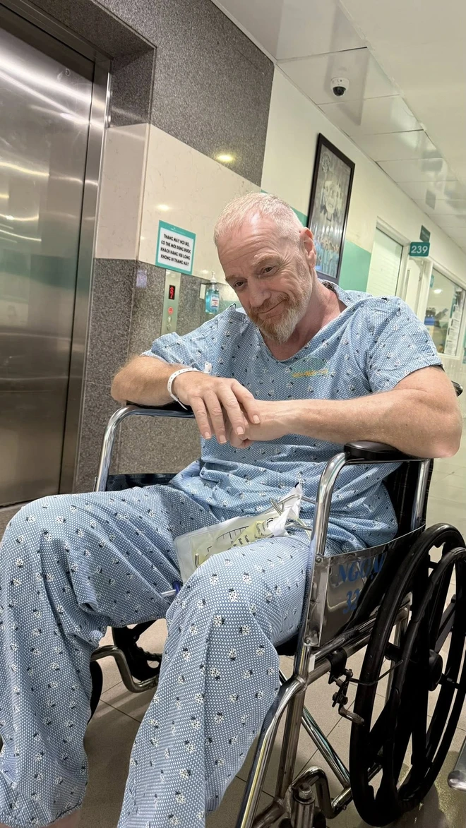 British retiree recounts Vietnam hospital experience: “Glad I got seriously ill here” - Ảnh 2.