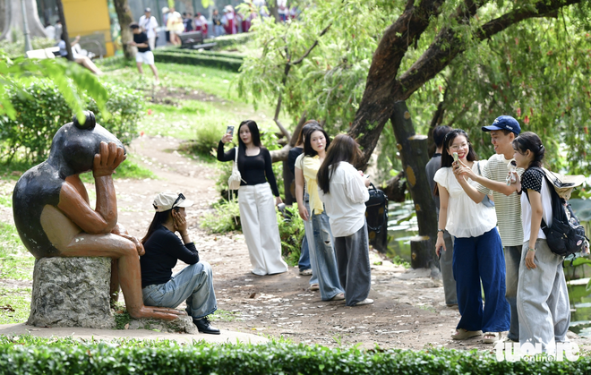 Meditating frog statue sparks viral photo trend at Ho Chi Minh City zoo - Ảnh 8.
