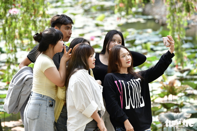 Meditating frog statue sparks viral photo trend at Ho Chi Minh City zoo - Ảnh 9.
