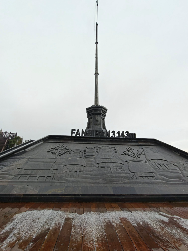 Hailstorm batters Fansipan peak in northern Vietnam - Ảnh 1.