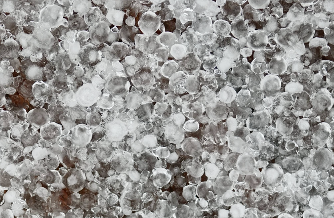 Hailstorm batters Fansipan peak in northern Vietnam - Ảnh 2.