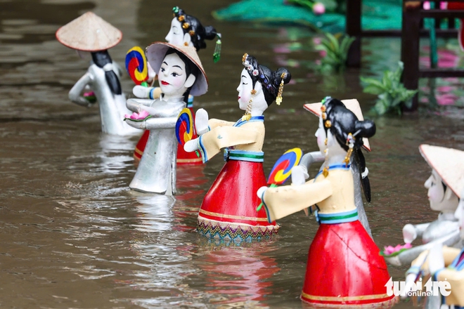 South Korean first lady wears Vietnamese ‘ao dai,’ joins cultural visit in Hanoi- Ảnh 10.