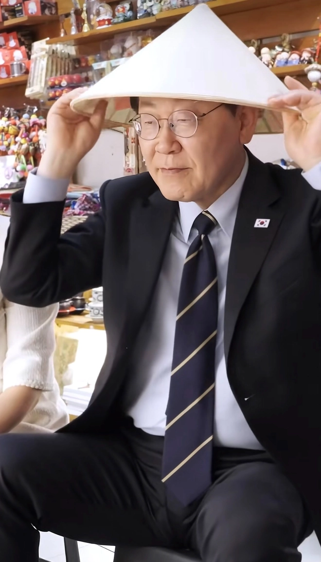 South Korea’s president dons conical hat, samples durian on Hanoi streets - Ảnh 1.