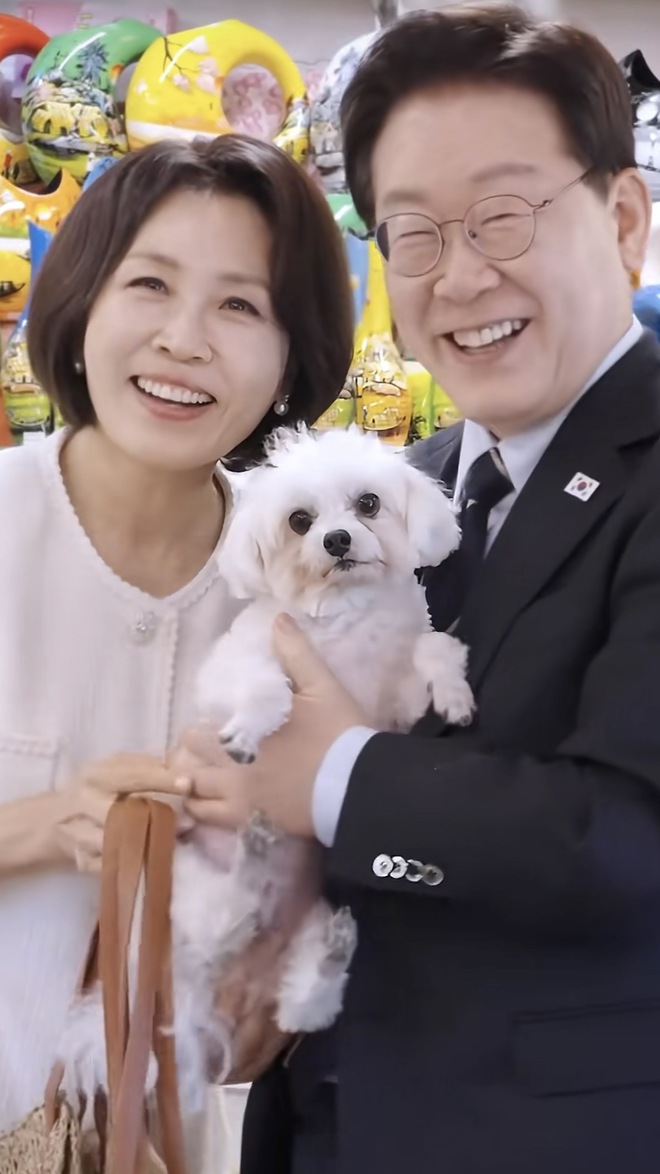 South Korea’s president dons conical hat, samples durian on Hanoi streets - Ảnh 3.