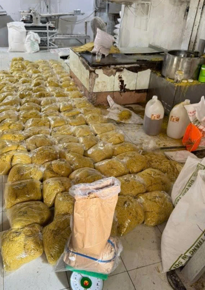Couple arrested for allegedly producing 2,800 tonnes of contaminated fresh noodles in Ho Chi Minh City- Ảnh 3.