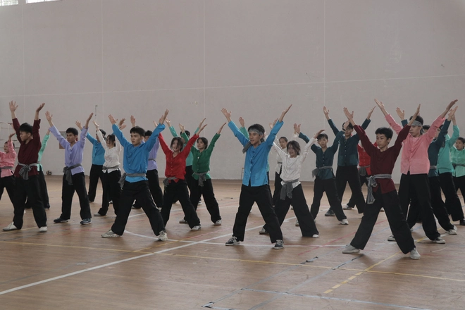 Teen THPT chuyên Hùng Vương gói bánh chưng, nhảy flashmob mừng 30 năm thành lập trường- Ảnh 13.