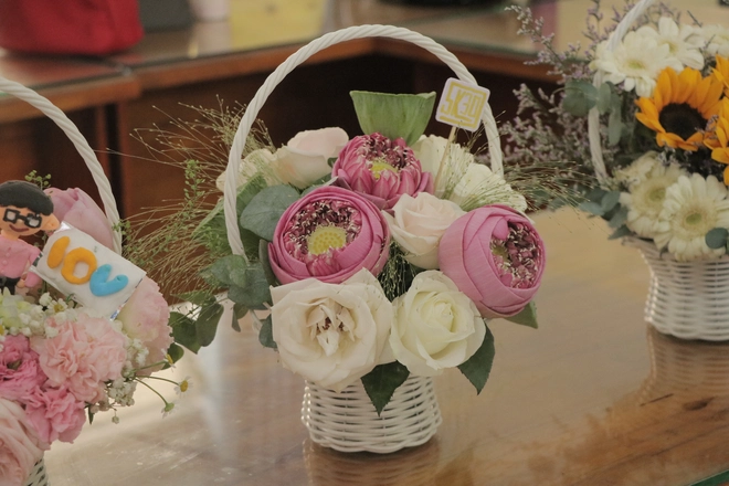 Teen THPT chuyên Hùng Vương gói bánh chưng, nhảy flashmob mừng 30 năm thành lập trường- Ảnh 2.