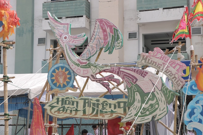 Teen THPT chuyên Hùng Vương gói bánh chưng, nhảy flashmob mừng 30 năm thành lập trường- Ảnh 6.