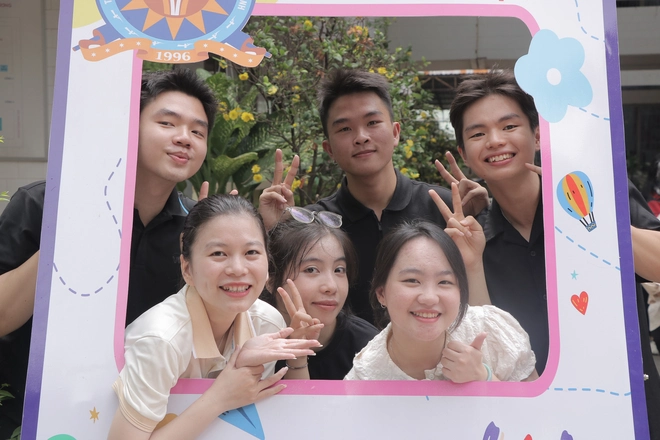 Teen THPT chuyên Hùng Vương gói bánh chưng, nhảy flashmob mừng 30 năm thành lập trường- Ảnh 9.