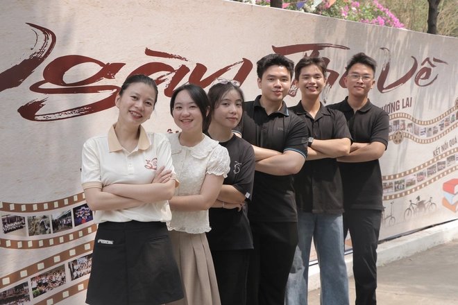 Teen THPT chuyên Hùng Vương gói bánh chưng, nhảy flashmob mừng 30 năm thành lập trường- Ảnh 10.