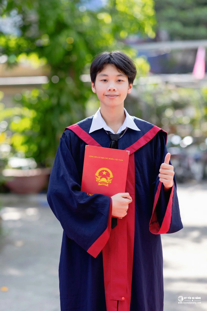 Ba người bạn thân Trường THPT Phan Châu Trinh cùng tỏa sáng tại kỳ thi Olympic 30-4- Ảnh 3.