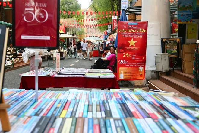 Đường sách TP.HCM khoác áo mới với nhiều hoạt động chào mừng lễ 30-4 và 1-5 - Ảnh 6.