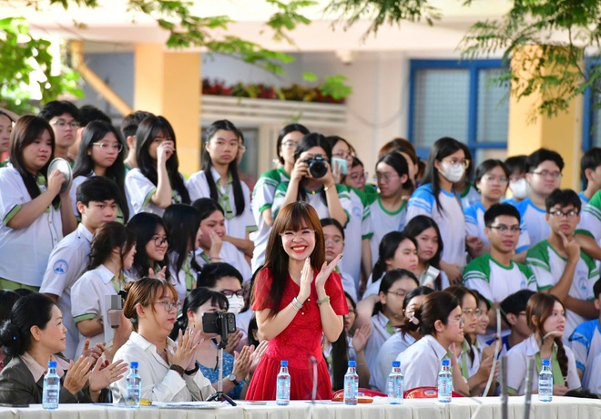 Teen Trường THPT Nguyễn Thị Diệu quẩy flashmob trong giờ ra chơi - Ảnh 10.