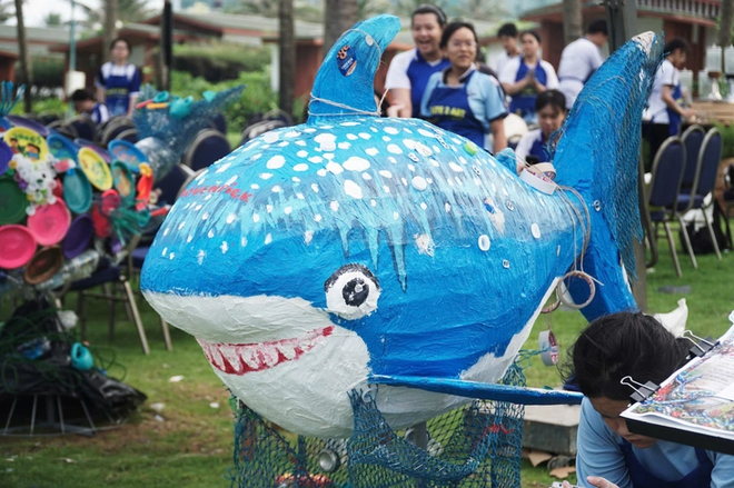 Students turn plastic waste into giant sea creature models in Vietnam- Ảnh 3.