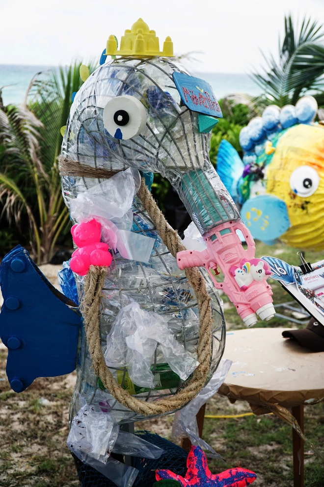 Students turn plastic waste into giant sea creature models in Vietnam- Ảnh 4.