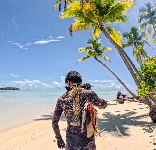Vietnamese traveler explores world’s second-largest island in search of remote adventures- Ảnh 4.