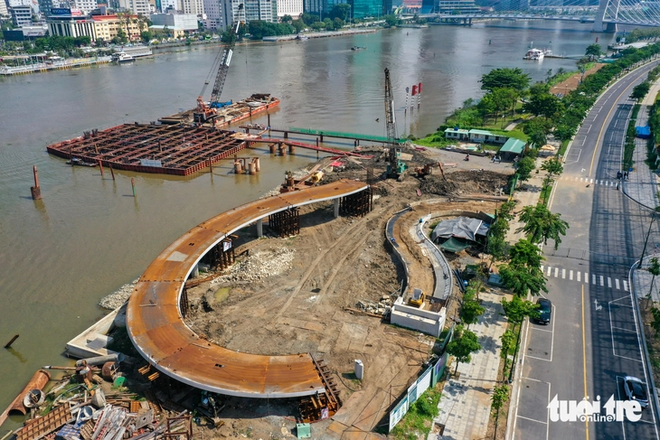 Footbridge across Saigon River races toward National Day completion- Ảnh 4.