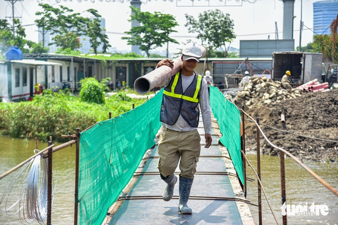 Footbridge across Saigon River races toward National Day completion- Ảnh 7.