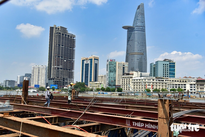 Footbridge across Saigon River races toward National Day completion- Ảnh 8.
