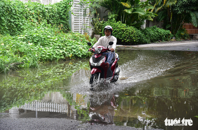 Flooding persists near apartment building in Ho Chi Minh City’s Thao Dien - Ảnh 2.