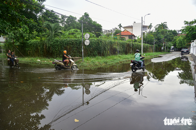 Flooding persists near apartment building in Ho Chi Minh City’s Thao Dien - Ảnh 3.