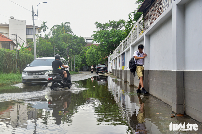 Flooding persists near apartment building in Ho Chi Minh City’s Thao Dien - Ảnh 4.