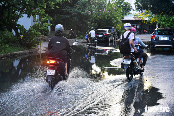 Flooding persists near apartment building in Ho Chi Minh City’s Thao Dien - Ảnh 5.
