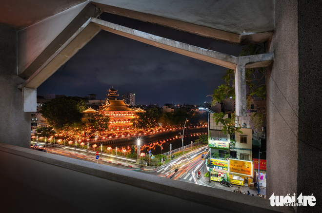 Ho Chi Minh City pagoda glows during Vesak Day celebrations- Ảnh 9. Ho Chi Minh City pagoda glows during Vesak Day celebrations- Ảnh 9.
