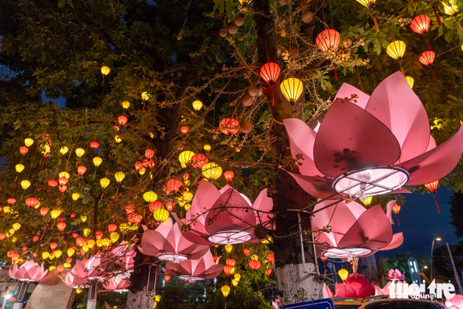 Ho Chi Minh City pagoda glows during Vesak Day celebrations- Ảnh 3. Ho Chi Minh City pagoda glows during Vesak Day celebrations- Ảnh 3.