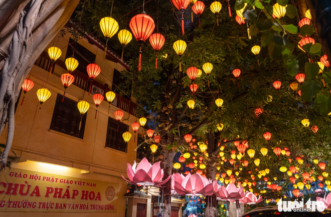 Ho Chi Minh City pagoda glows during Vesak Day celebrations- Ảnh 4. Ho Chi Minh City pagoda glows during Vesak Day celebrations- Ảnh 4.