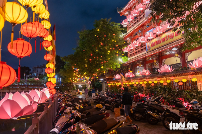 Ho Chi Minh City pagoda glows during Vesak Day celebrations- Ảnh 5. Ho Chi Minh City pagoda glows during Vesak Day celebrations- Ảnh 5.