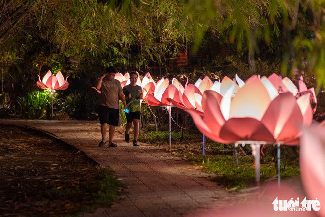 Ho Chi Minh City pagoda glows during Vesak Day celebrations- Ảnh 6. Ho Chi Minh City pagoda glows during Vesak Day celebrations- Ảnh 6.