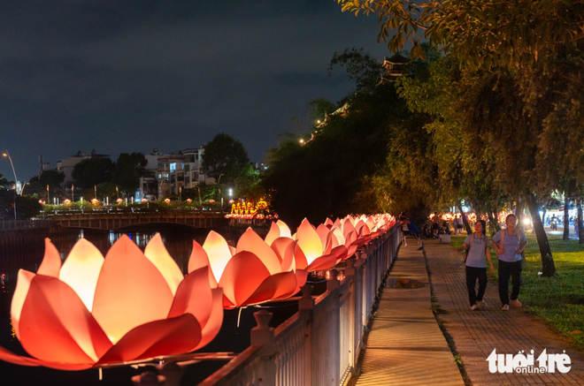 Ho Chi Minh City pagoda glows during Vesak Day celebrations- Ảnh 7. Ho Chi Minh City pagoda glows during Vesak Day celebrations- Ảnh 7.
