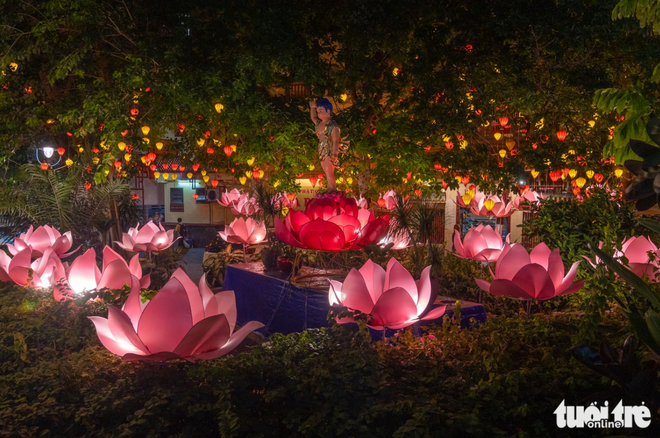 Ho Chi Minh City pagoda glows during Vesak Day celebrations- Ảnh 8. Ho Chi Minh City pagoda glows during Vesak Day celebrations- Ảnh 8.