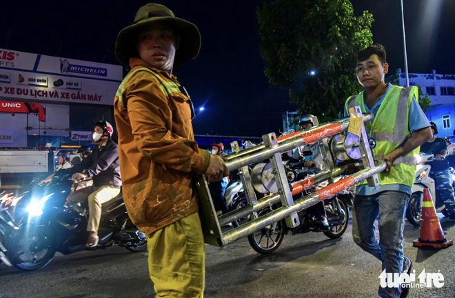Ho Chi Minh City installs first solar-powered automated median barrier on Cong Hoa Street- Ảnh 2.