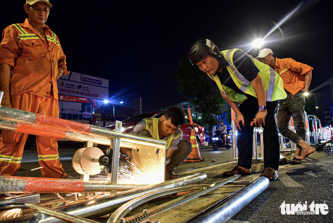 Ho Chi Minh City installs first solar-powered automated median barrier on Cong Hoa Street- Ảnh 3.