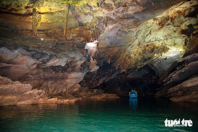 Tourists flock to Phong Nha Cave amid central Vietnam heatwave - Ảnh 10.