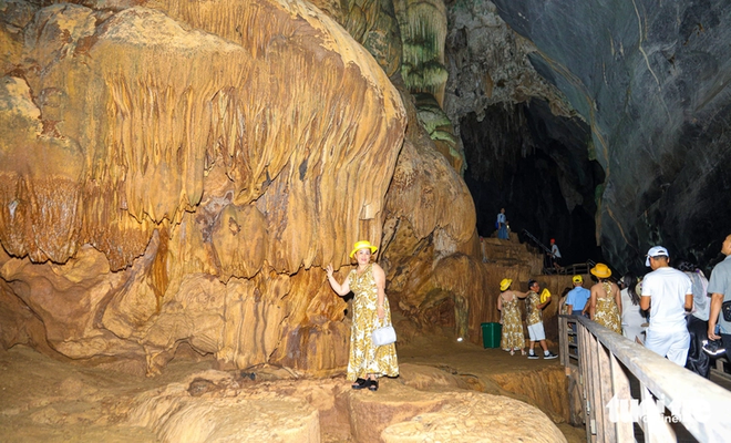 Tourists flock to Phong Nha Cave amid central Vietnam heatwave - Ảnh 6.