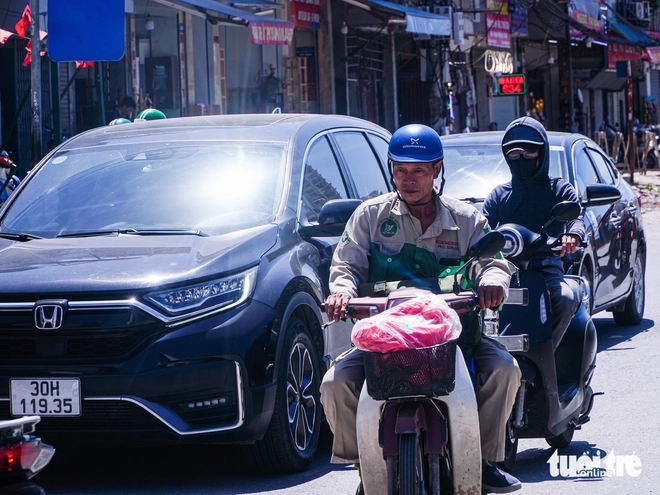 Hanoi swelters in severe heatwave as surface temperatures hit 56 C at midday - Ảnh 12.