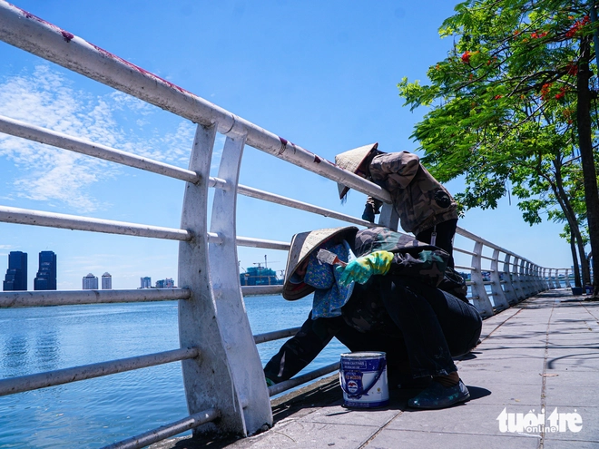 Hanoi swelters in severe heatwave as surface temperatures hit 56 C at midday - Ảnh 5.