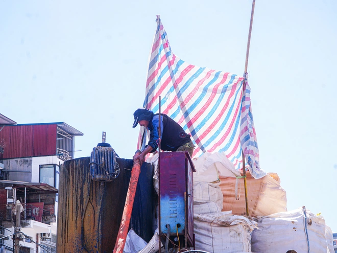 Hanoi swelters in severe heatwave as surface temperatures hit 56 C at midday - Ảnh 21.