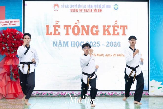 Xúc động món quà đặc biệt thầy cô Trường THPT Nguyễn Thái Bình dành tặng học trò - Ảnh 9.
